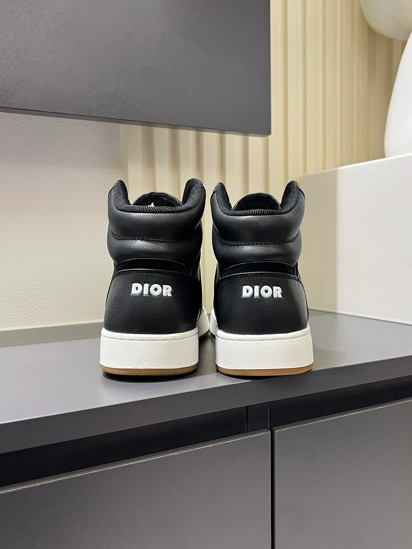 Men's shoes 💰p460 "Dio*" mid-top B27 casual sneakers. This B27 high-top sneaker is a new product in the series and continues Di*r's classic style. Crafted from gray and white smooth calf leather with beige and black Oblique print panels on the sides. The "CD Icon" shaped shoelace eyelets are clever and delicate, and the two-color rubber sole, rear collar and heel are all equipped with the brand's iconic details to enhance the style. Oblique printed straps at the ankle allow for an adjustable fit to complement the overall design. Fashionable and versatile, it can complement any look. Create an exquisite design with unique dynamic vitality and modern atmosphere, presented in low-top and high-top styles. This new must-have shoe adds a new dimension to Dior's archive heritage, embodying modern elegance. Purchase the original version and make it 1:1. If you need top quality, please come to me! Male 38-44!